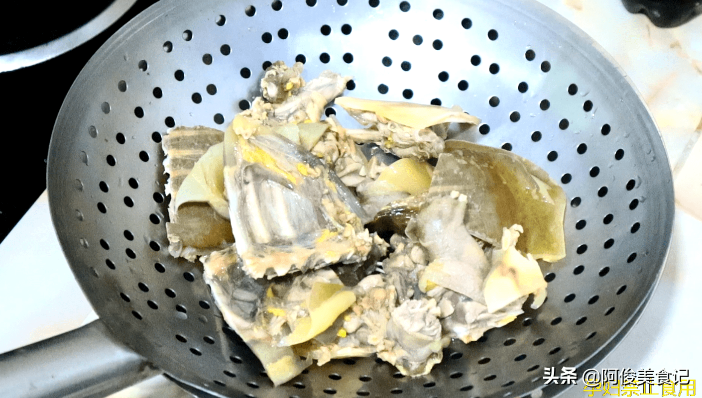 活甲鱼怎么杀 杀甲鱼最忌讳一刀把头剁了