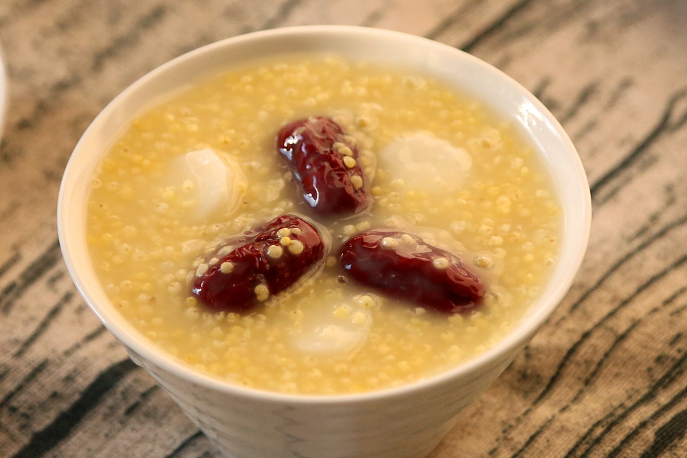 小米属于高营养,红枣可以补益气血,可以放在一起煮粥吃的小米粥含有多