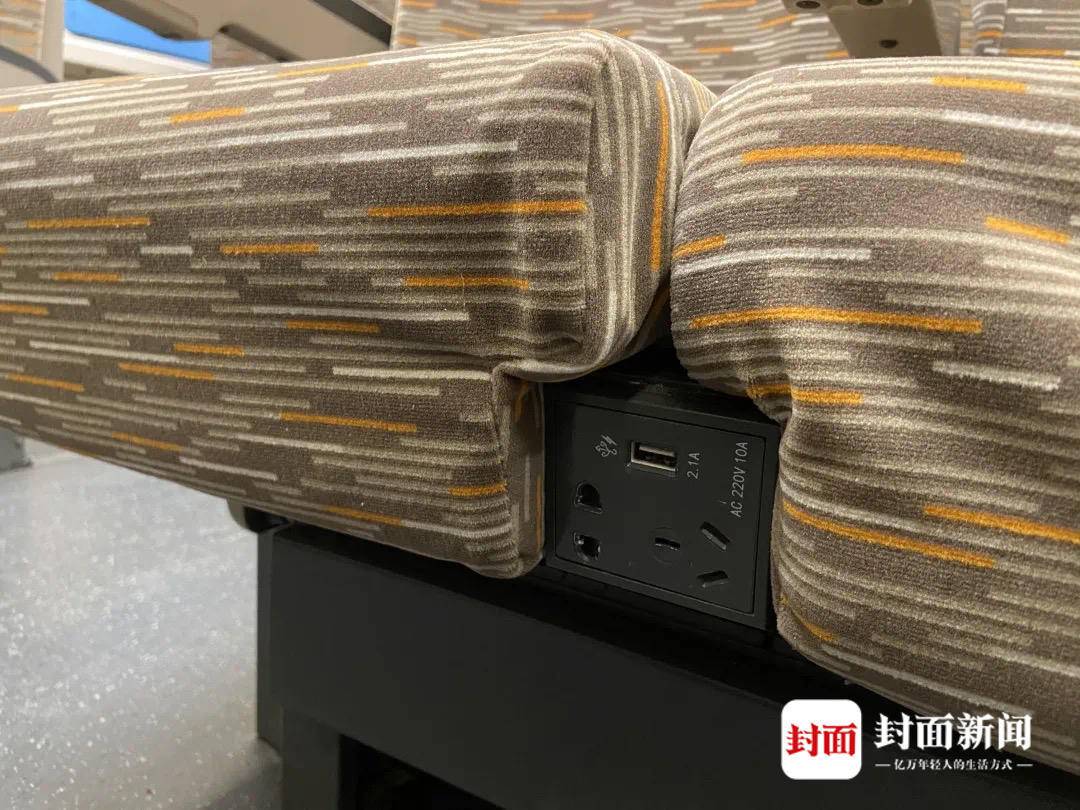 每排一个二等座二等座0208车电源插座在座椅下方,每排一个复兴号动车