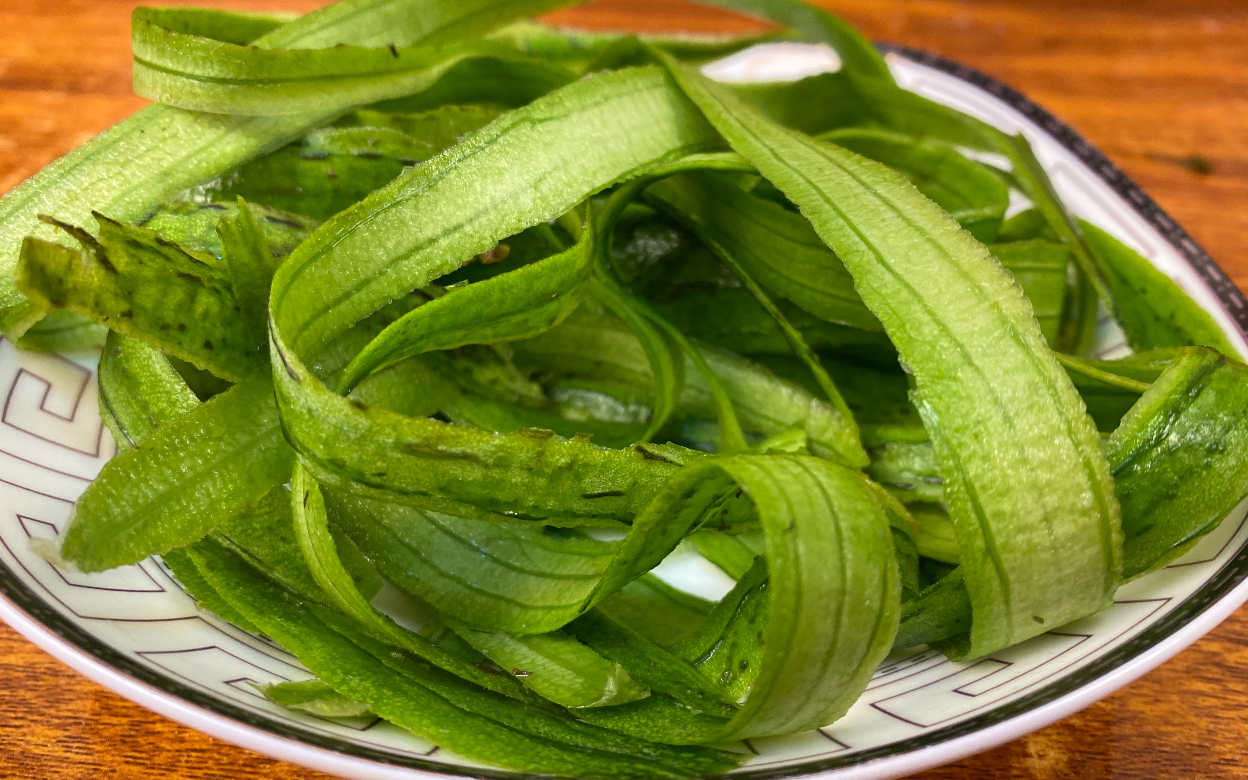 1丝瓜皮可以吃2丝瓜皮中含有很多的营养物质,像是蛋